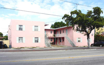 3355 Grand Ave in Miami, FL - Foto de edificio - Building Photo