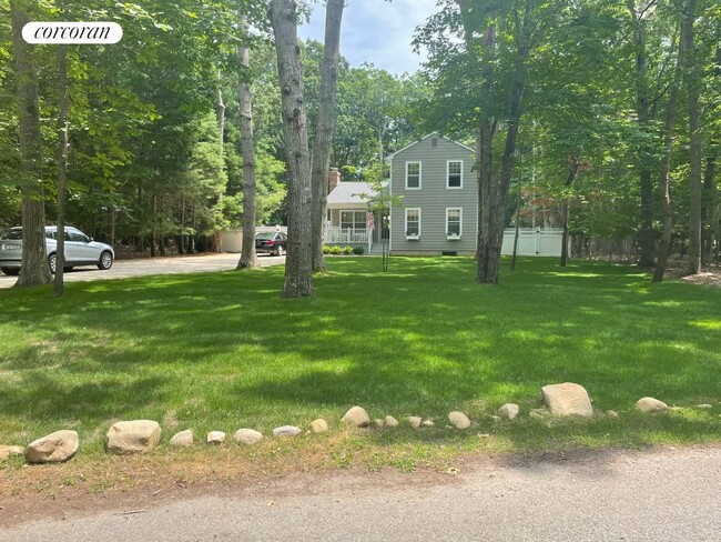 35 Tyrone Dr in East Hampton, NY - Building Photo - Building Photo