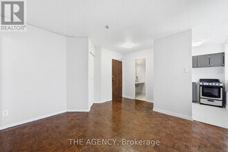 2360 Dundas St W in Toronto, ON - Building Photo - Building Photo