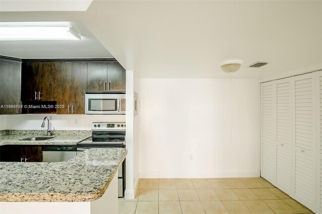 7130 NW 179th St in Hialeah, FL - Building Photo - Building Photo