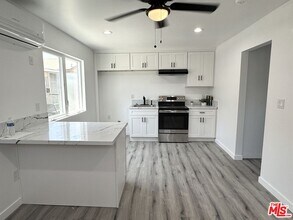 841 W 64th St-Unit -843.5 in Los Angeles, CA - Building Photo - Building Photo