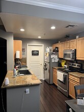 1360 Shady Ln, Unit 1025 in Turlock, CA - Foto de edificio - Building Photo