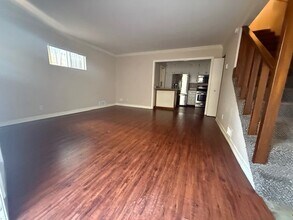 706 E Avenue, Middle Unit in Coronado, CA - Building Photo - Building Photo