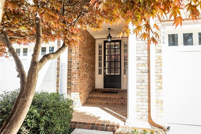 5492 Glenridge Dr in Atlanta, GA - Foto de edificio - Building Photo