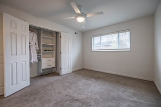 Colonial Gardens in Cincinnati, OH - Building Photo - Interior Photo