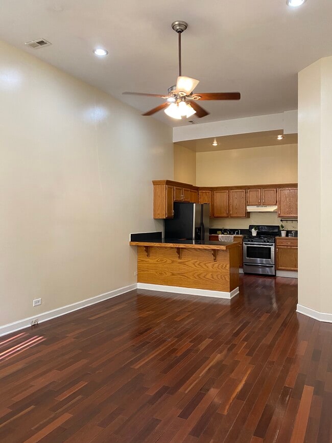 1647 S Throop St, Unit 1st floor in Chicago, IL - Foto de edificio - Building Photo