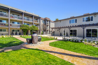 The Olive Tree Apartments in Van Nuys, CA - Foto de edificio - Building Photo