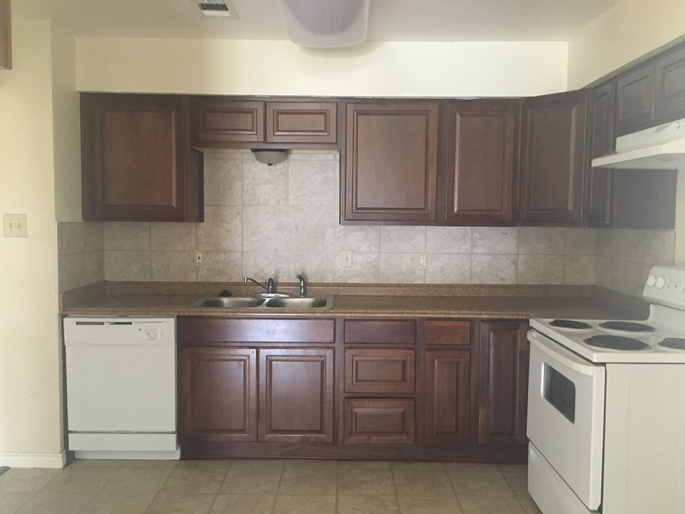 2432 Windy Pine Ln in Arlington, TX - Building Photo