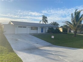 221 Redcliff Ave in Lehigh Acres, FL - Building Photo