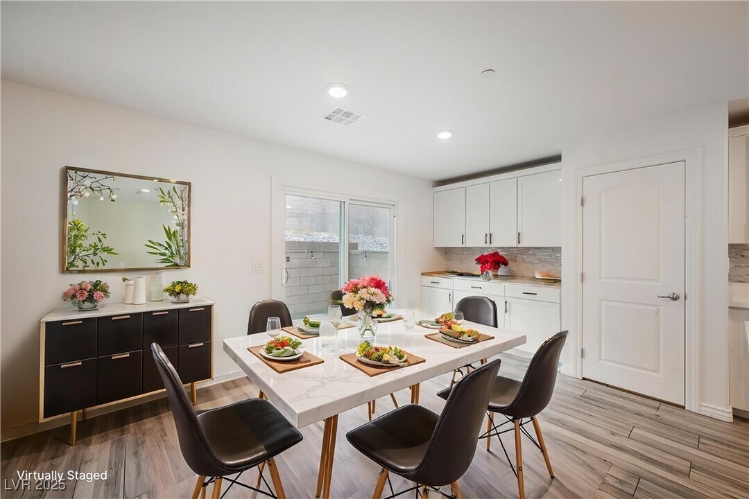 376 Yellow Finch Ln in Henderson, NV - Building Photo