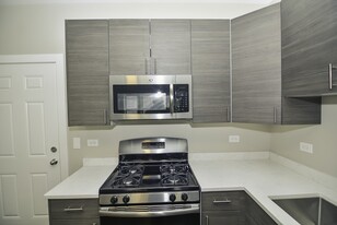 2240 N Sawyer Ave, Unit M331 in Chicago, IL - Building Photo - Building Photo