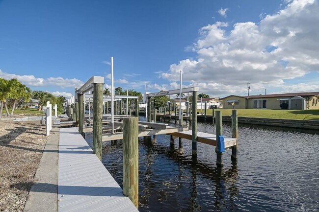 1322 Miramar St-Unit -2 in Cape Coral, FL - Foto de edificio - Building Photo
