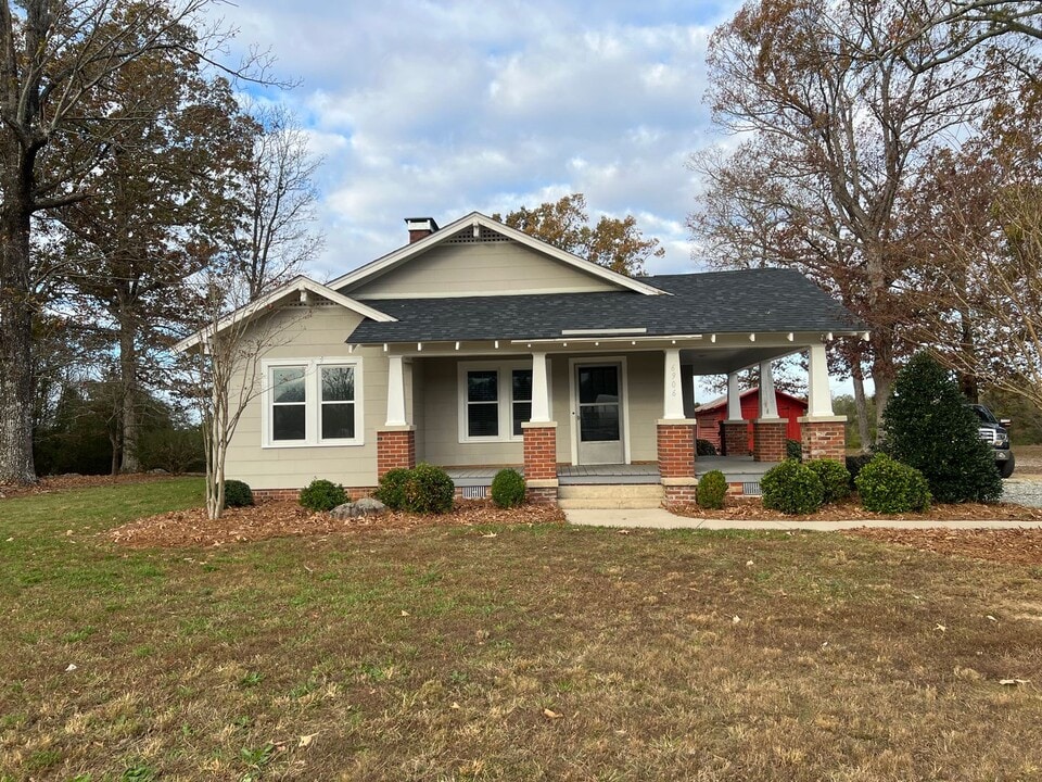 6906 McClellan Rd in Pleasant Garden, NC - Building Photo