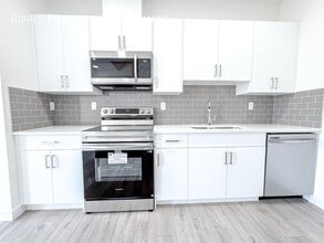 7110 Keswick Dr SW in Edmonton, AB - Building Photo - Building Photo