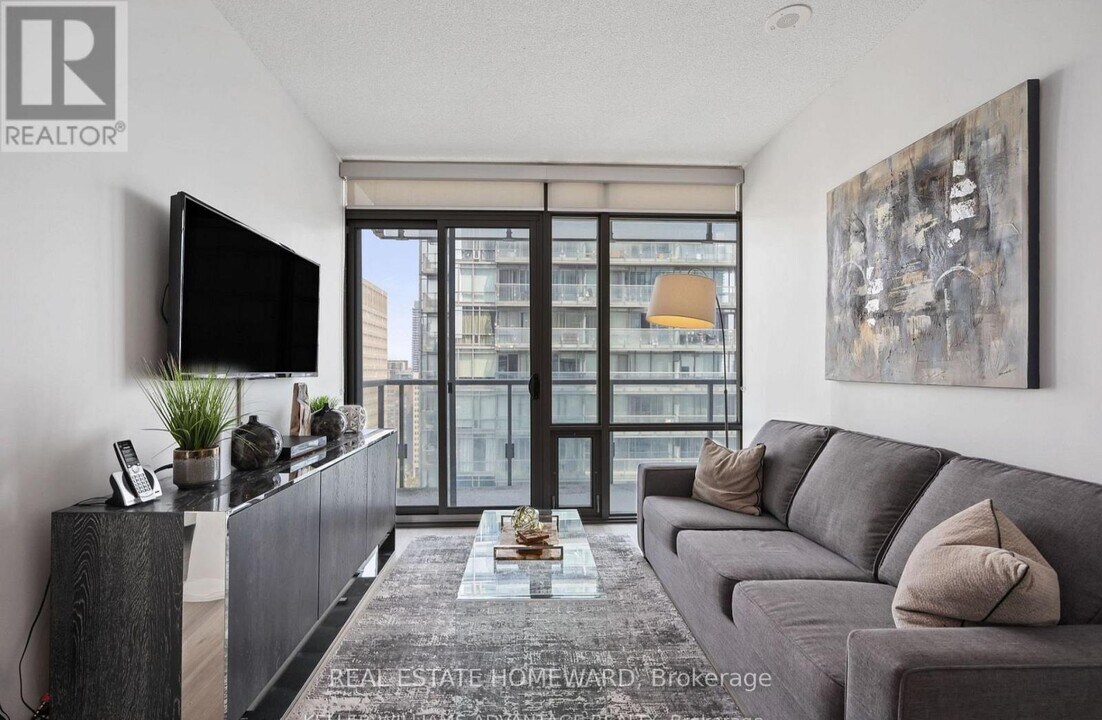 38 Grenville St in Toronto, ON - Building Photo