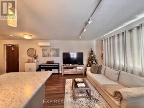 5 Paisley Blvd E in Mississauga, ON - Building Photo - Building Photo