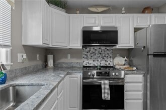 231 Maple Ave in Newport, RI - Building Photo - Building Photo