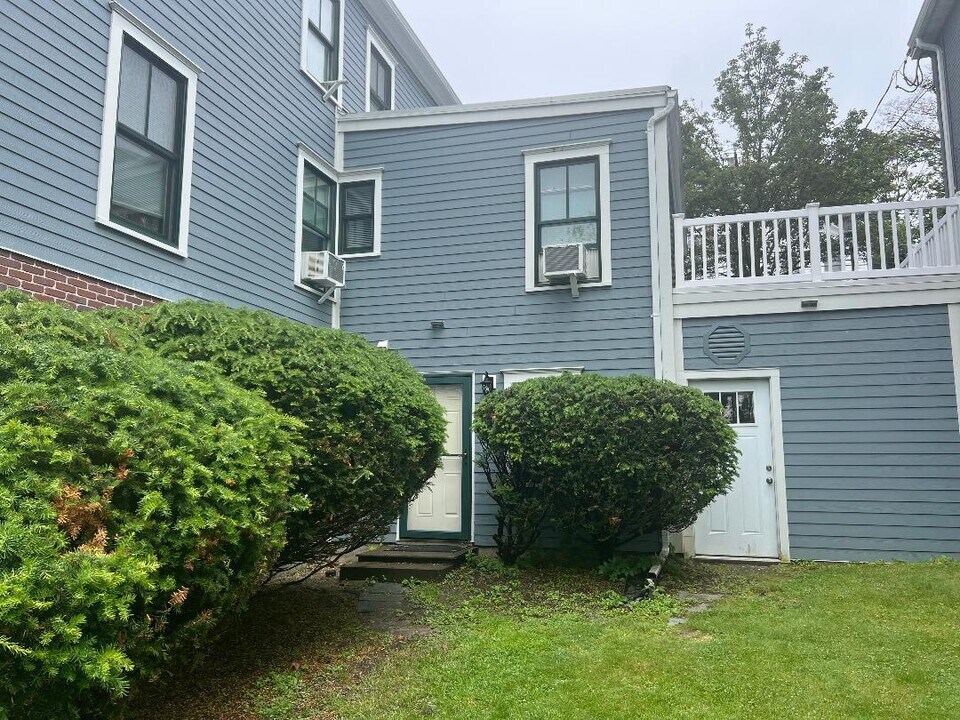 206 E Main St in Port Jefferson, NY - Building Photo