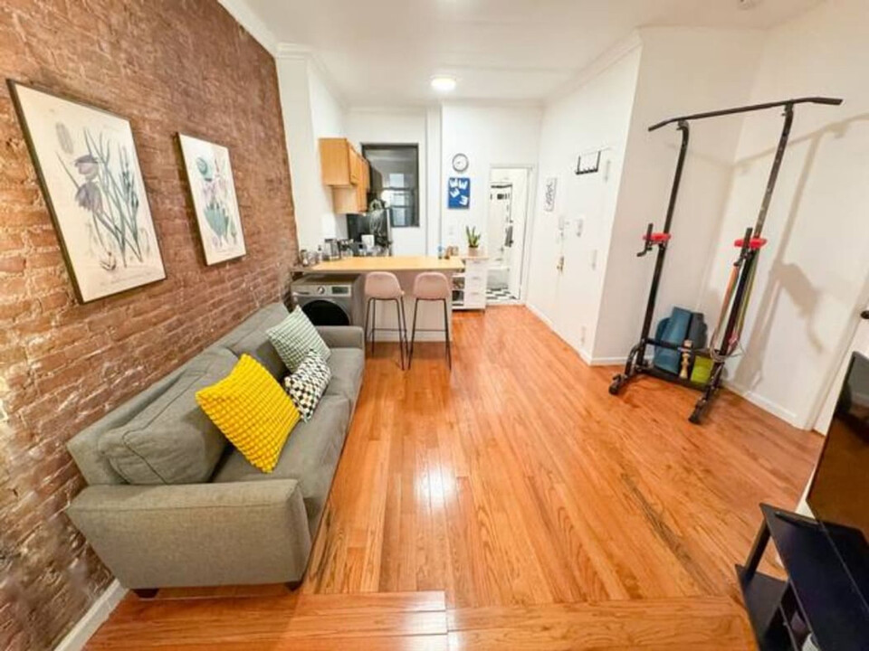 1727 2nd Ave in New York, NY - Building Photo
