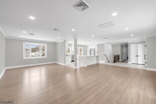 475 Cedar Ln in Paramus, NJ - Building Photo