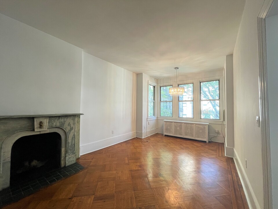 111 E 60th St in New York, NY - Building Photo