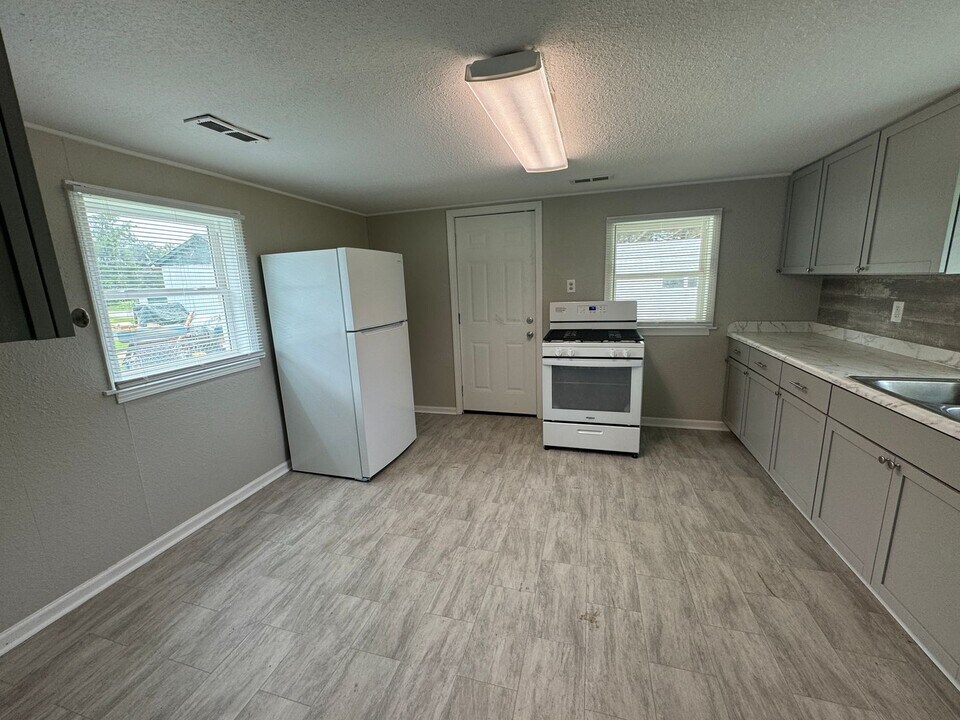 6412 Brown St in St. Joseph, MO - Building Photo