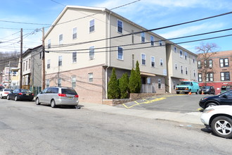 31-41 Mary St in Paterson, NJ - Foto de edificio - Building Photo