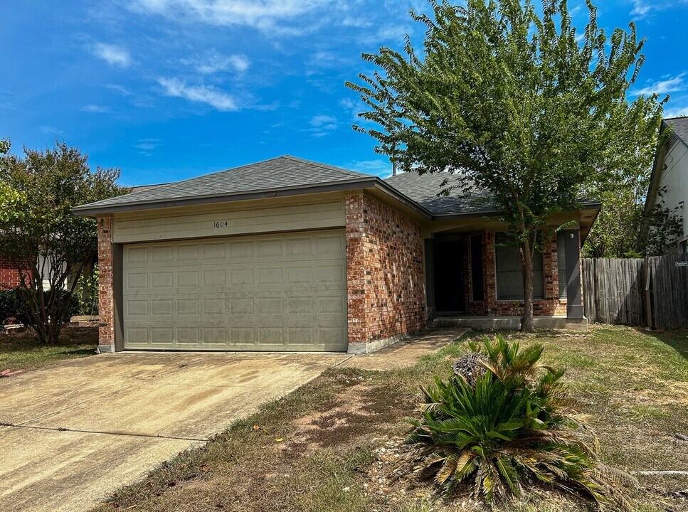 1604 Harness Raceway in Pflugerville, TX - Building Photo