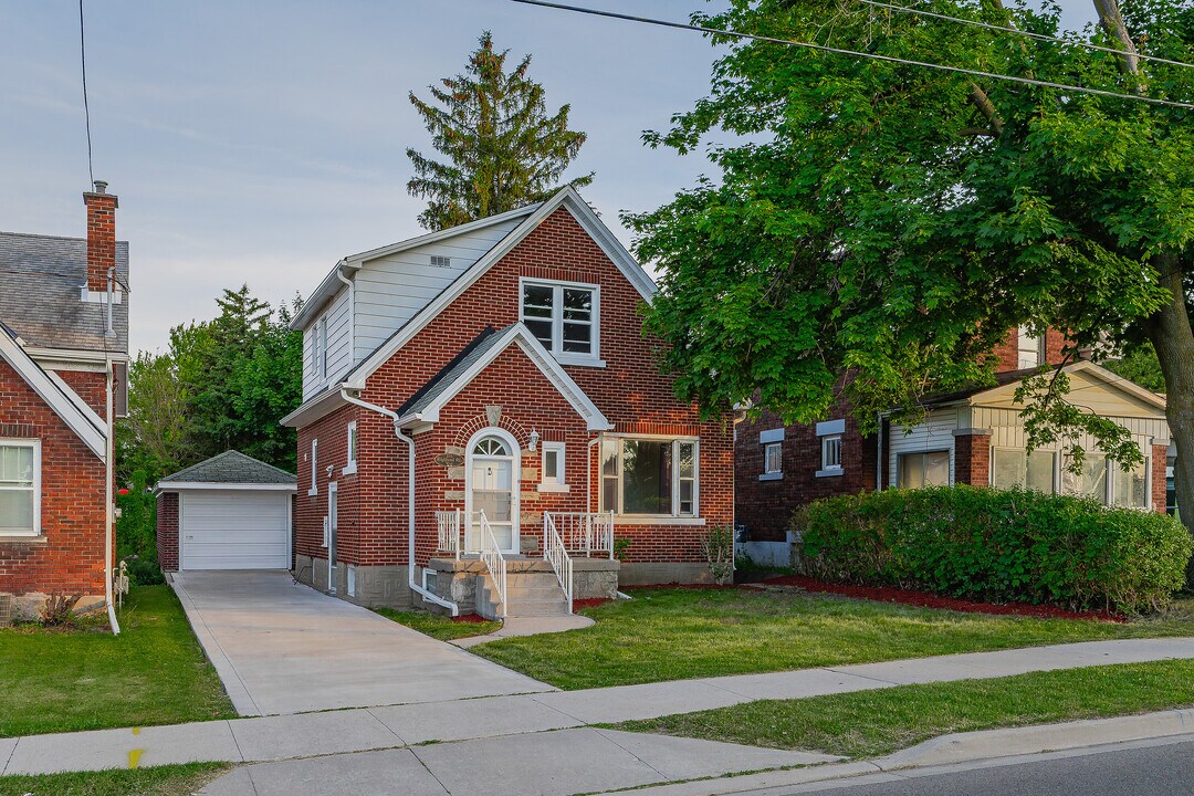 185 Highland Rd W in Kitchener, ON - Building Photo