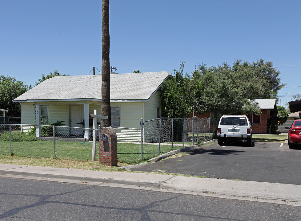 104-106 S Lazona Dr in Mesa, AZ - Building Photo