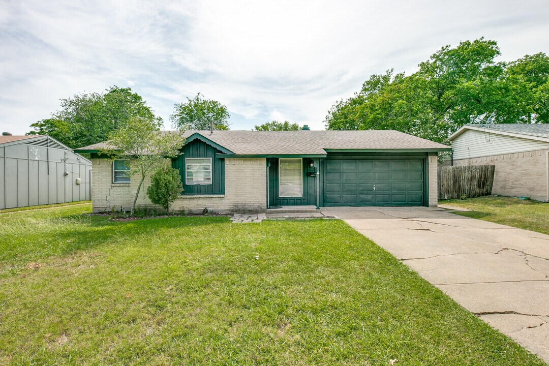 209 Wake Dr in Richardson, TX - Foto de edificio