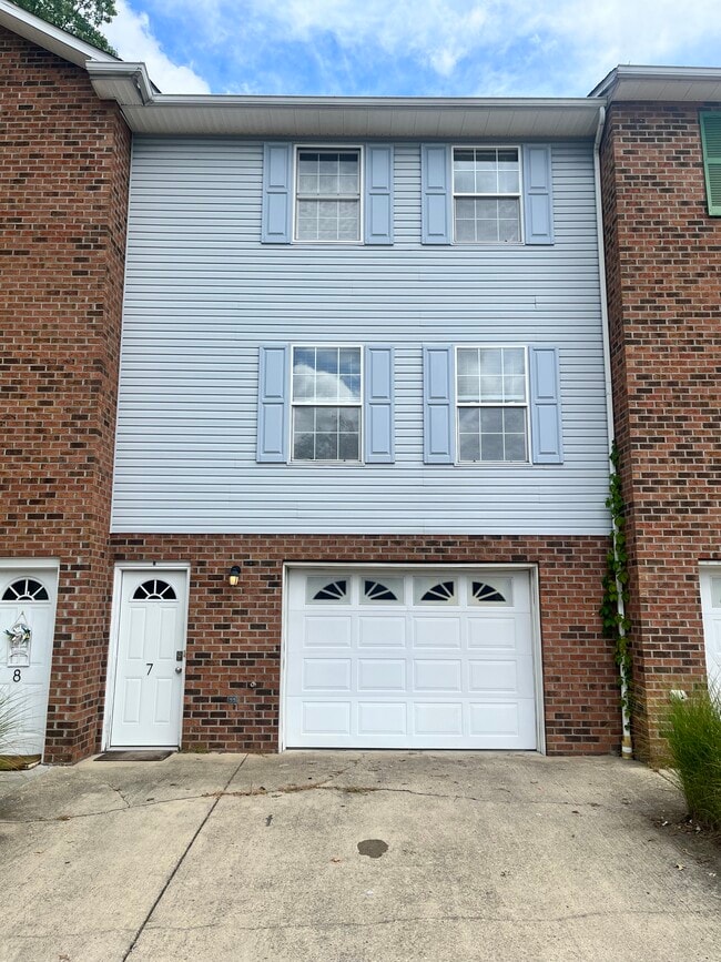property at 7 Thistlewood Ln