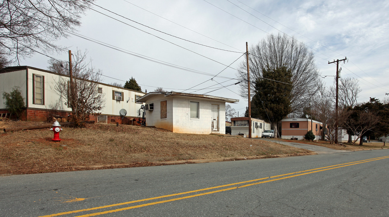 331 W River St in Burlington, NC - Foto de edificio