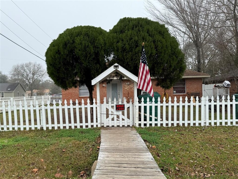 322 Dr. Martin Luther King Jr. Dr. in La Marque, TX - Building Photo