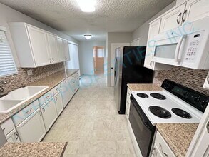 12305 SE Juniper St in Milwaukie, OR - Foto de edificio - Building Photo