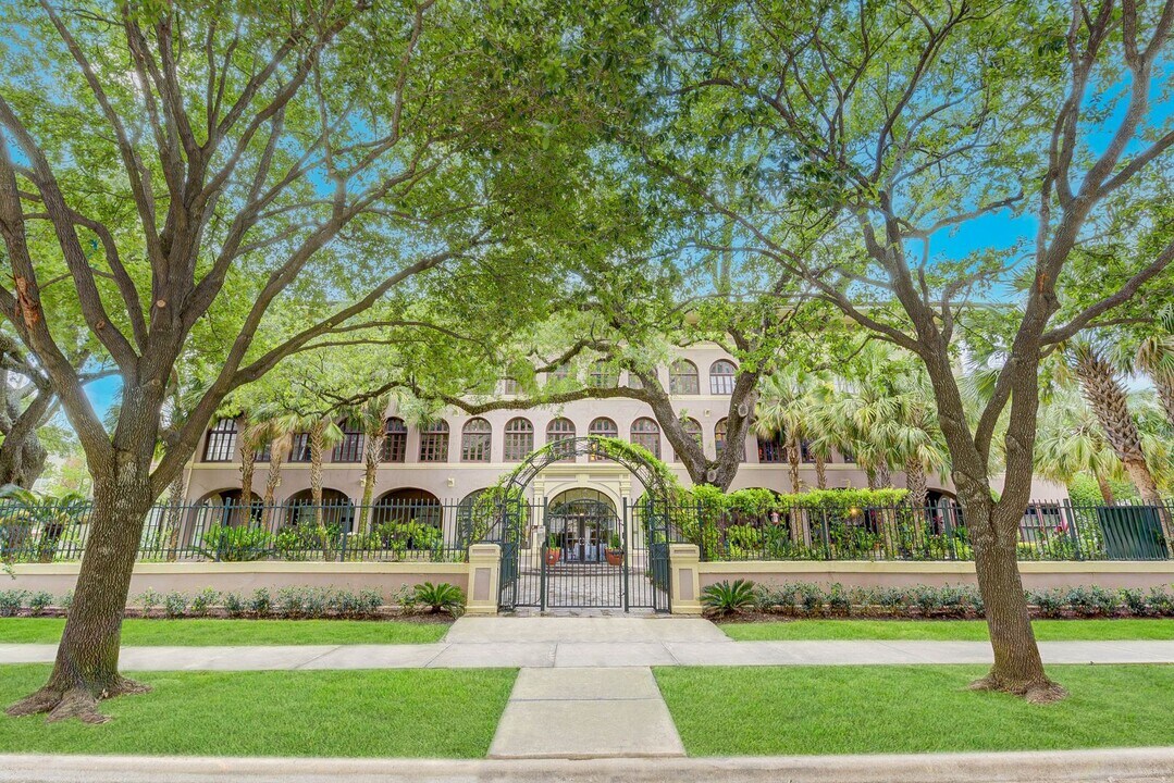 2700 Albany St in Houston, TX - Building Photo