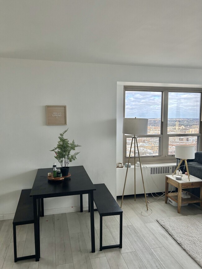 3950 N Lake Shore Dr, Unit 2011 in Chicago, IL - Building Photo - Building Photo