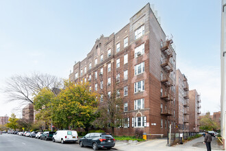 Co-Op Apartment Building in Flushing, NY - Building Photo - Building Photo