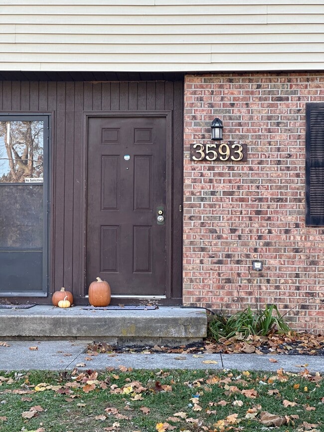 3593 Scarberry Dr in Hilliard, OH - Foto de edificio - Building Photo