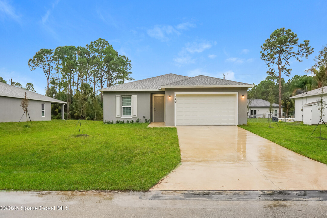 1206 Haulover St SW in Palm Bay, FL - Building Photo