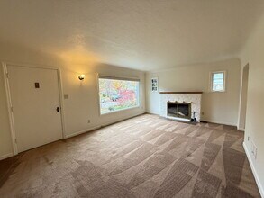 2375 Onyx St in Eugene, OR - Building Photo - Building Photo