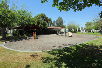 Casa Ramon Apartments in Orange, CA - Foto de edificio - Building Photo