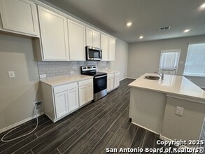 2401 Ayers Dr in Seguin, TX - Building Photo - Building Photo