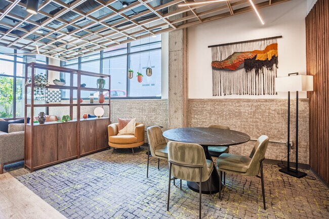 Elevation 16 in Seattle, WA - Foto de edificio - Interior Photo
