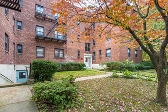 Stephen Gardens in Kew Gardens Hills, NY - Building Photo - Building Photo