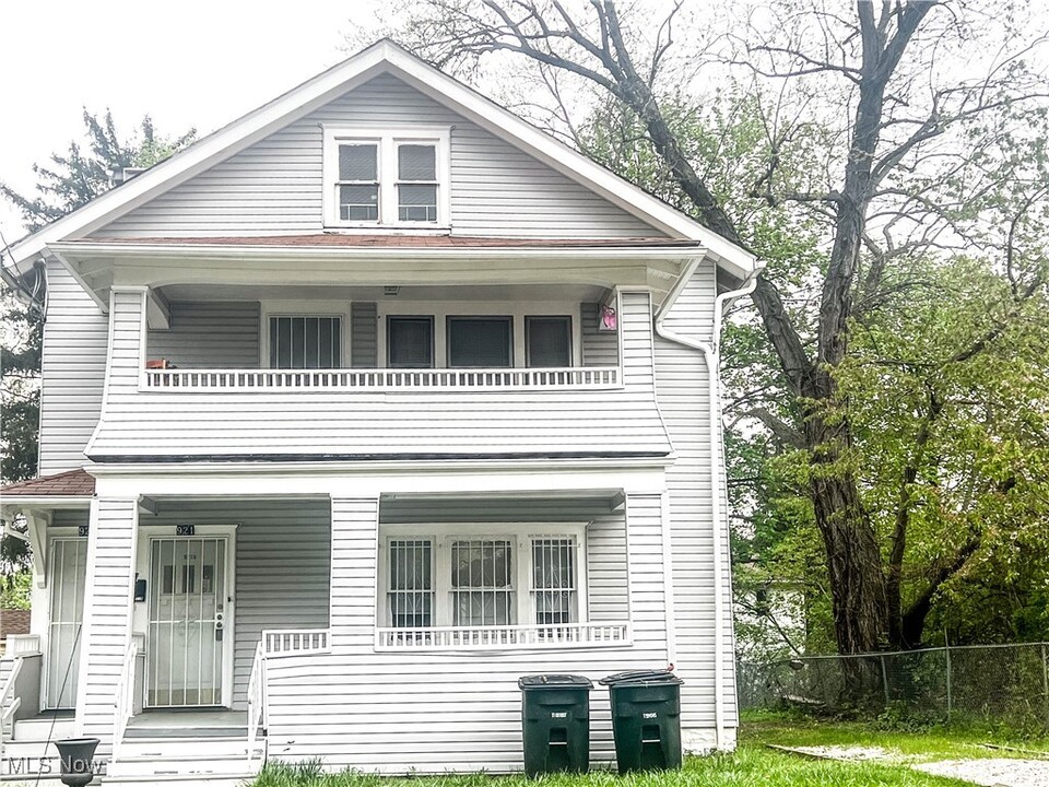 921 Baughman St in Akron, OH - Building Photo