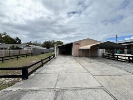 306 N Iona Ave in Fruitland Park, FL - Building Photo