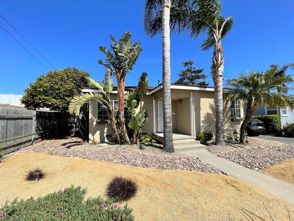 232 S Evergreen Dr in Ventura, CA - Building Photo