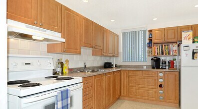 235 Bay St in Ottawa, ON - Building Photo - Building Photo