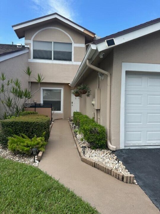 1244 W Lakes Dr in Deerfield Beach, FL - Foto de edificio